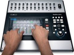 QSC TouchMix-30 Pro – компактный цифровой микшер с большим сенсорным дисплеем
