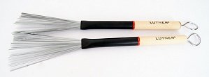 Lutner SV507 Щетки для барабана металлические, деревянная ручка, регилируемая длина проволоки от музыкального магазина МОРОЗ МЬЮЗИК