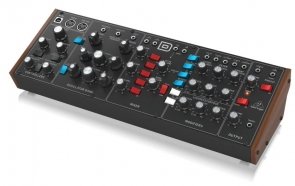 Behringer MODEL D аналоговый монофонический синтезатор от музыкального магазина МОРОЗ МЬЮЗИК